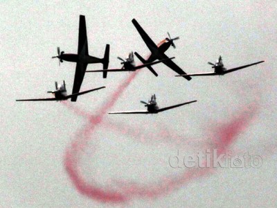 Atraksi Pesawat Meriahkan HUT TNI AU