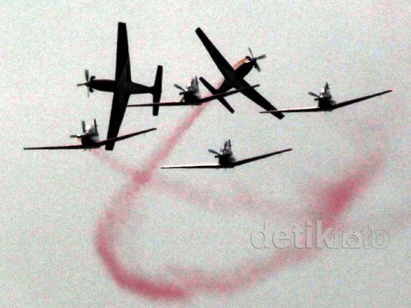 Atraksi Pesawat Meriahkan HUT TNI AU