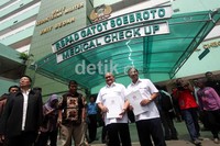 Pasangan Alex-Nono keluar rumah sakit usai menjalani pemeriksaan kesehatan.