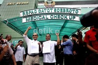 Pasangan Faisal-Biem melakukan pemeriksaan kesehatan pertama kali.