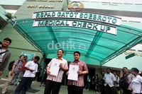 Setelah pasangan Faisal-Biem, giliran pasangan Hendardji-Riza yang melakukan pemeriksaan kesehatan.