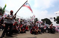 Mereka melakukan orasi di depan kantor KISEL (Koperasi Telkomsel) di gedung Sucofindo, Jakarta.