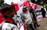 Buruh Tuntut Diangkat Karyawan Tetap