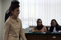 Miranda berjalan meninggalkan ruang sidang. Ramses/detikcom.