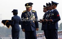 Kepala Staf Angkatan Udara Marsekal TNI Imam Sufaat (kiri), memberikan tanda kehormatan kepada prajurit yang berprestasi.