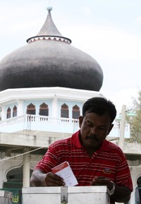 Mereka akan memilih satu diantara 5 pasang cagub-cawagub Aceh. Ke-5 pasang kandidat sesuai nomor urut adalah Tgk H Ahmad Tajuddin AB-H Teuku Suriansyah (perseorangan), Irwandi Yusuf-Muhyan Yunan (perseorangan), H Darni M Daud MA-Tgk Ahmad Fauzi (perseorangan), H Muhammad Nazar-Nova Iriansyah (Demokrat, PPP, Partai SIRA), dan H Zaini Abdullah-Muzakir Manaf (Partai Aceh). REUTERS/Junaidi Hanafiah.