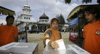 Selain memilih cagub-cawagub, warga di 17 daerah Aceh juga memilih walikota-wakil walikota atau bupati-wakil bupati. Tiap daerah rata-rata mempunyai 5-13 pasang kandidat. Keselurahan kandidat di 17 daerah tersebut mencapai 137 pasang. Sebagian besar diantaranya berangkat dari jalur perseorangan. REUTERS/Junaidi Hanafiah.