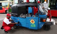 Petugas melakukan pengsian bahan bakar gas pada sejumlah angkutan umum di salah satu SPBU di kawasan Pancoran.
