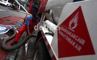 Petugas melakukan pembongkaran Bahan Bakar Minyak (BBM) dari mobil tangki ke tangki pendam di salah satu SPBU di kawasan kuningan, Jakarta, Senin (9/4/2012).