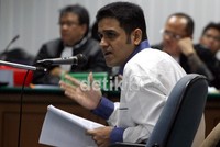 Berkemeja putih dan bercelana hitam, mantan bendahara umum Partai Demokrat itu membacakan pledoi sendiri sebanyak 12 halaman di Pengadilan Tipikor, Jl HR Rasuna Said. Ramses/detikcom.