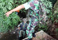 Teman-teman sang prajurit datang menolong.