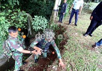 Prajurit TNI AU tersebut bergegas berjalan menuju lokasi acara peringatan HUT TNI AU.