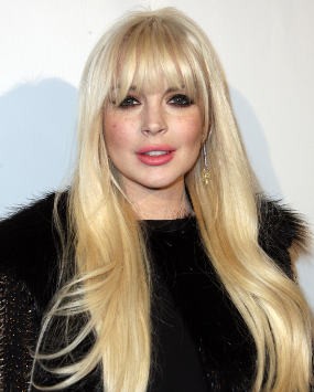 Tak Punya Uang, Lindsay Lohan Obral Baju-baju Bekasnya