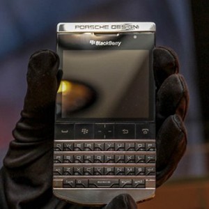 Elegannya BlackBerry Porsche Berbalut Titanium