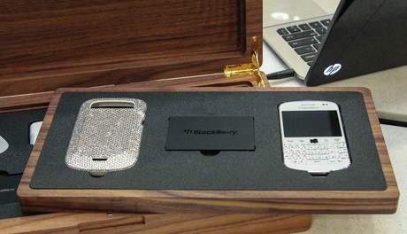 BlackBerry Dakota Bertabur Kristal Dibanderol Rp 40 Juta