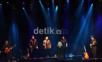 Pearls On A Chain menjadi lagu pembuka konsernya malam ini. Dilanjutkan dengan Have You Never Been Mellow dan A Little More Love. Gus Mun/detikcom.