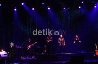 Lagu-lagunya yang bergenre country seperti If Not For You, Let Me Be There, Please Mr Please, Banks Of The Ohio, Jolene, If You Love Me, Let Me Know dan Country Roads sukses membuat penonton ikut bergoyang-goyang kecil. Gus Mun/detikcom.