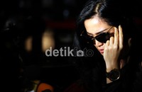 Ketika disinggung kemana Olga yang biasa menemaninya itu, ia pun berkaca-kaca dan mewek.