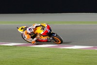 Juara bertahan Casey Stoner di atas tunggangannya. Rider tim Repsol Honda ini harus puas menduduki peringkat ketiga di bawah Jorge Lorenzo dan Dani Pedrosa.