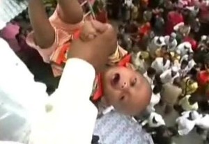 Ritual Aneh, Bayi di India Dilempar dari Atas Balkon Agar Sehat