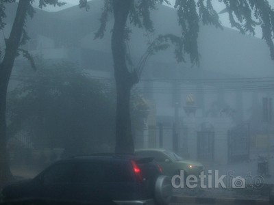 Cuaca Ekstrim Payungi Jakarta Sampai Mei