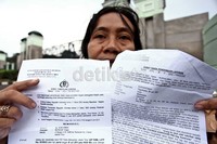 Menurut Suryantinah, oknum polisi tersebut mengaku bisa mempermudah anaknya masuk bintara.