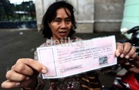 Suryantinah menunjukkan kwitansi pembayaran kepada oknum tersebut.