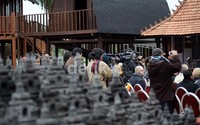 Dubes memberikan potongan tumpeng pertama, yakni bagian puncak tertinggi, kepada walikota Marlies de Loo, disusul tamu penting lainnya.