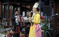 MC Lindsay Grace Pronk, Miss Universe Nederland 2004 berdarah campuran Indonesia-Belanda (Indo), menekankan persahabatan Indonesia-Belanda tak terpisahkan seperti darah dalam tubuhnya.