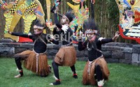Tari Fungky Papua memeriahkan pembukaan Paviliun Indonesia. Tanpa alas kaki dan pakaian minim, di tengah cuaca dingin 5 derajat dan berangin!