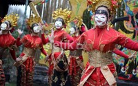 Disusul Tari Topeng Betawi dengan lenggak-lenggok sensual, seolah mengusir temperatur dingin supaya menyingkir jauh ke kutub utara.