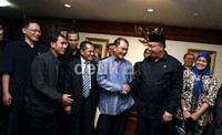 Para hakim menemui MenPAN Azwar Abubakar dengan didampingi mantan Ketua MK Jimly Asshiddiqie
