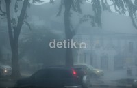 BMKG menyatakan cuaca buruk kali ini disebabkan karena memasuki masa transisi dari musim penghujan ke musim kemarau. Indonesia baru akan memasuki musim kemarau pada Mei mendatang.