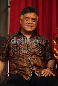 Mamiek Prakoso dengan ciri khas rambut yang disisi kanan kirinya berwarna emas itu tampak hadir dalam syukuran pra produksi Finding Srimulat di Paramount Resto, Jl Gondangdia Cikini, Jakarta Pusat, Selasa (10/4/2012).