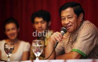 Agum Gumelar sebagai pembina Srimulat tampak hadir memberikan dukungannya agar Srimulat sebagai grup lawak Indonesia difilmkan.