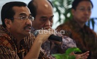 INDEF menyatakan keraguannya terhadap Dewan Komisioner Otoritas Jasa Keuangan (DK OJK) untuk menjawab permasalahan di sektor keuangan nasional. Pasalnya, baik panitia seleksi maupun calon komisioner yang lolos sebagian besar berasal dari dua lembaga yakni Bank Indonesia dan Bapepam-LK yang turun pamornya karena sejumlah masalah keuangan.