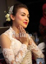 Rianti Cartwright Cantik Berkebaya