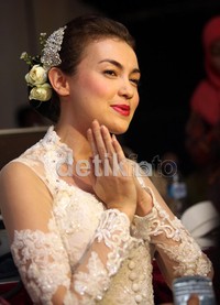 Ia mengenakan kebaya putih untuk kebutuhan sesi pemotretan cover film Finding Srimulat.