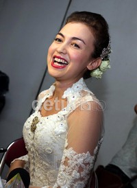 Ia tertawa lebar ketika disinggung masalah dirinya yang belum juga hamil meskipun sudah hampir dua tahun membina rumah tangga.