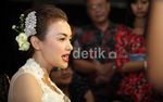 Rianti Cartwright Cantik Berkebaya