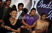 Agnes hadir dengan mengenakan kaos lengan pendek berwarna hitam dan celana jeans biru dengan coak di bagian dengkulnya.