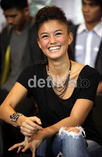 Agnes terus mengumbar senyum manisnya dan tertawa saat jumpa pers.
