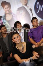 Gaya Manis Agnes Monica saat Tertawa