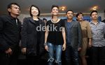 Gaya Manis Agnes Monica saat Tertawa