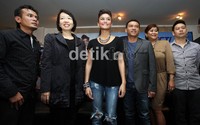 Agnes bersama Anang saat sesi foto usai jumpa pers berlangsung.