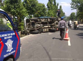 Seruduk Biker, Truk Terguling dan Tiga Orang Luka-luka