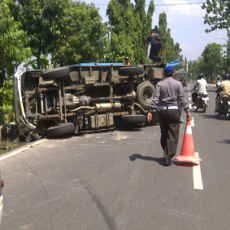 Seruduk Biker, Truk Terguling dan Tiga Orang Luka-luka