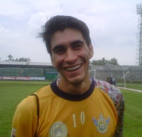 Gustavo Chena Sempatkan Diri Jenguk Hariono