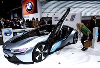 Seorang pengunjung sedang mengintip kabin BMW i8 plug-in hybrid. Reuters/Shannon Stapleton.