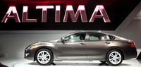 Nissan Altima terbaru tidak mau ketinggalan memamerkan diri di ajang ini. Reuters/Andrew Burton.